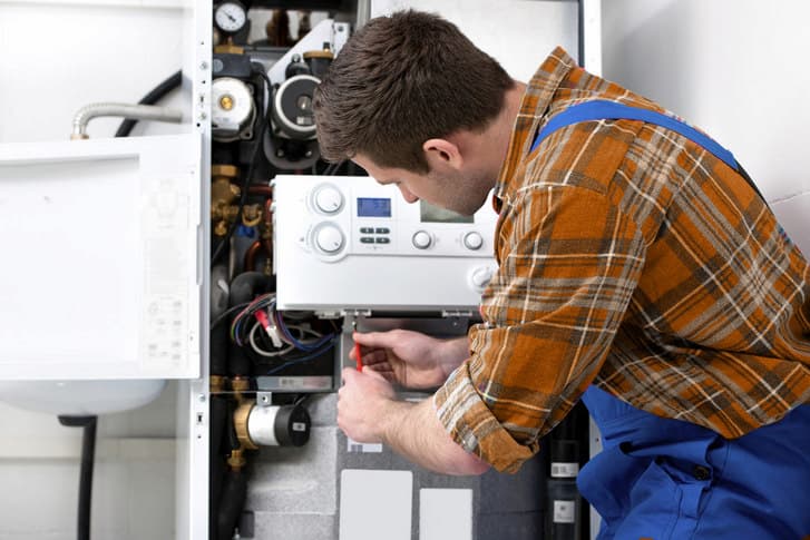 técnico haciendo reparación calderas getafe