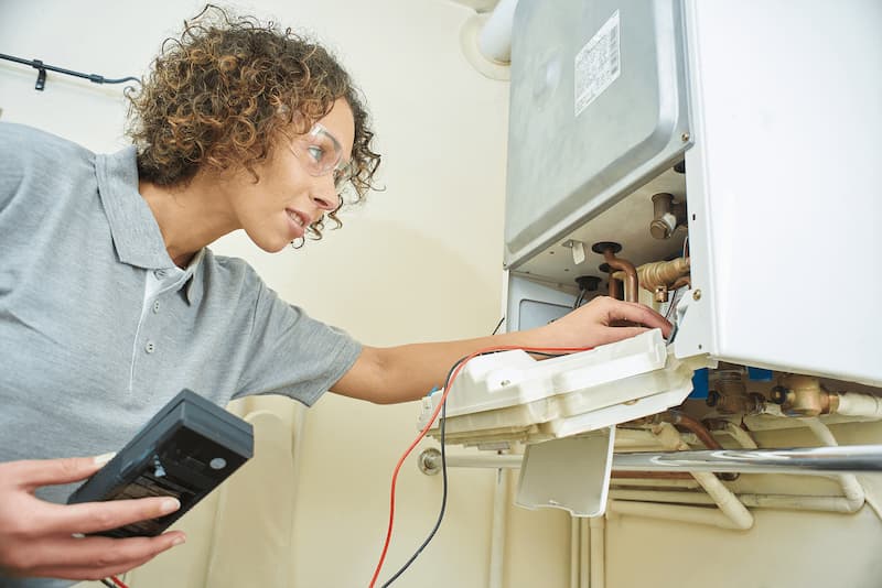 técnico haciendo reparación calderas Valdemoro